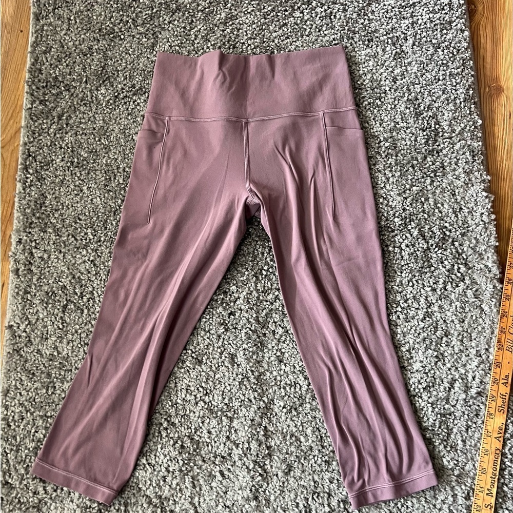 Athleta Lavender Salutation Stash Pocket cropped leggings size M